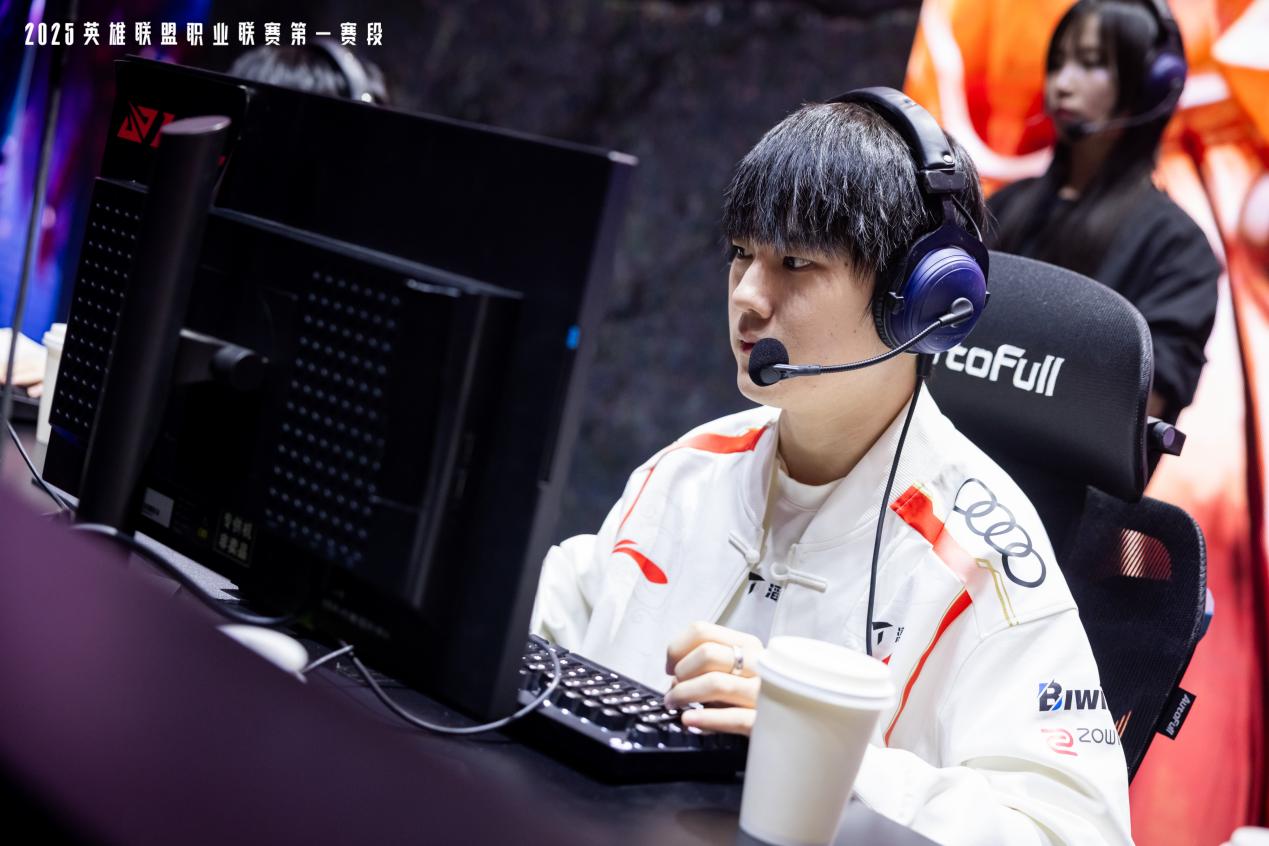 25-2026年英雄联盟职业联赛指定电竞椅pg电子模拟器试玩重磅官宣！傲风成为20(图4)