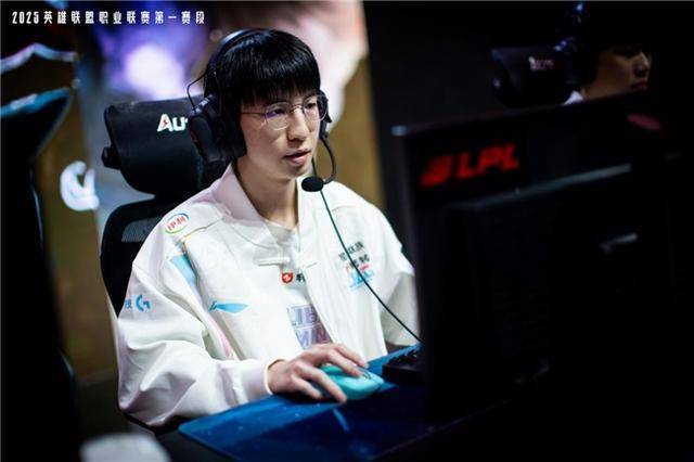 2025-2026LPL共赴电竞新征途！pg电子免费模拟器游戏傲风G7电竞椅助力(图4)