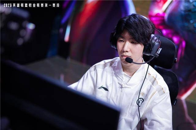 2025-2026LPL共赴电竞新征途！pg电子免费模拟器游戏傲风G7电竞椅助力(图1)