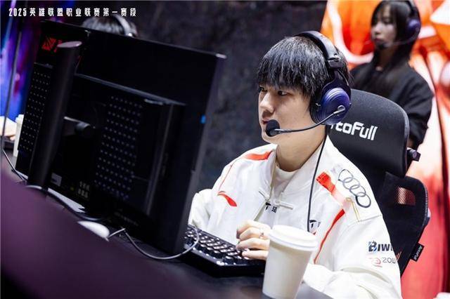 2025-2026LPL共赴电竞新征途！pg电子免费模拟器游戏傲风G7电竞椅助力(图3)